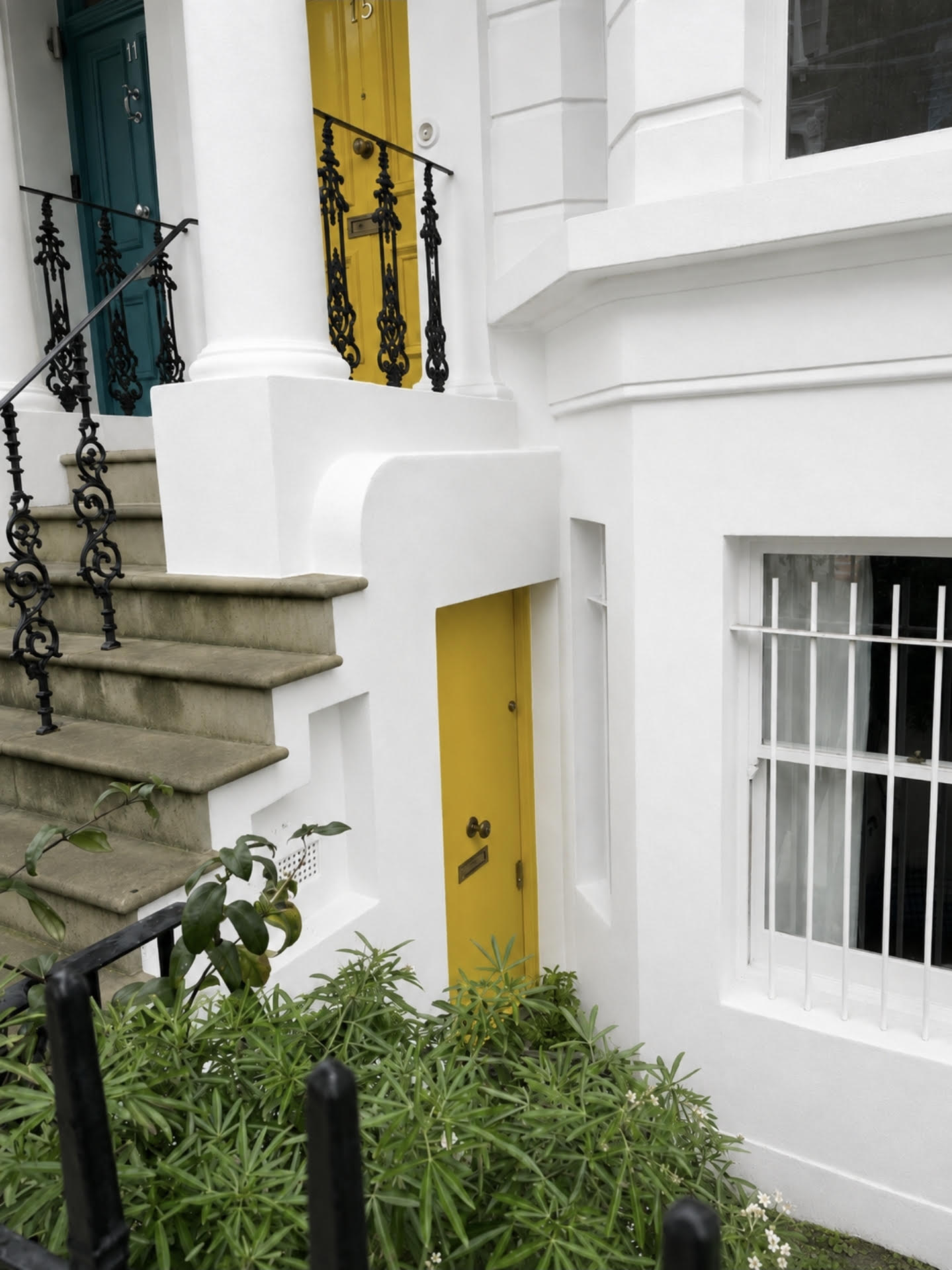 Renewed render to the entrance, columns and steps after works